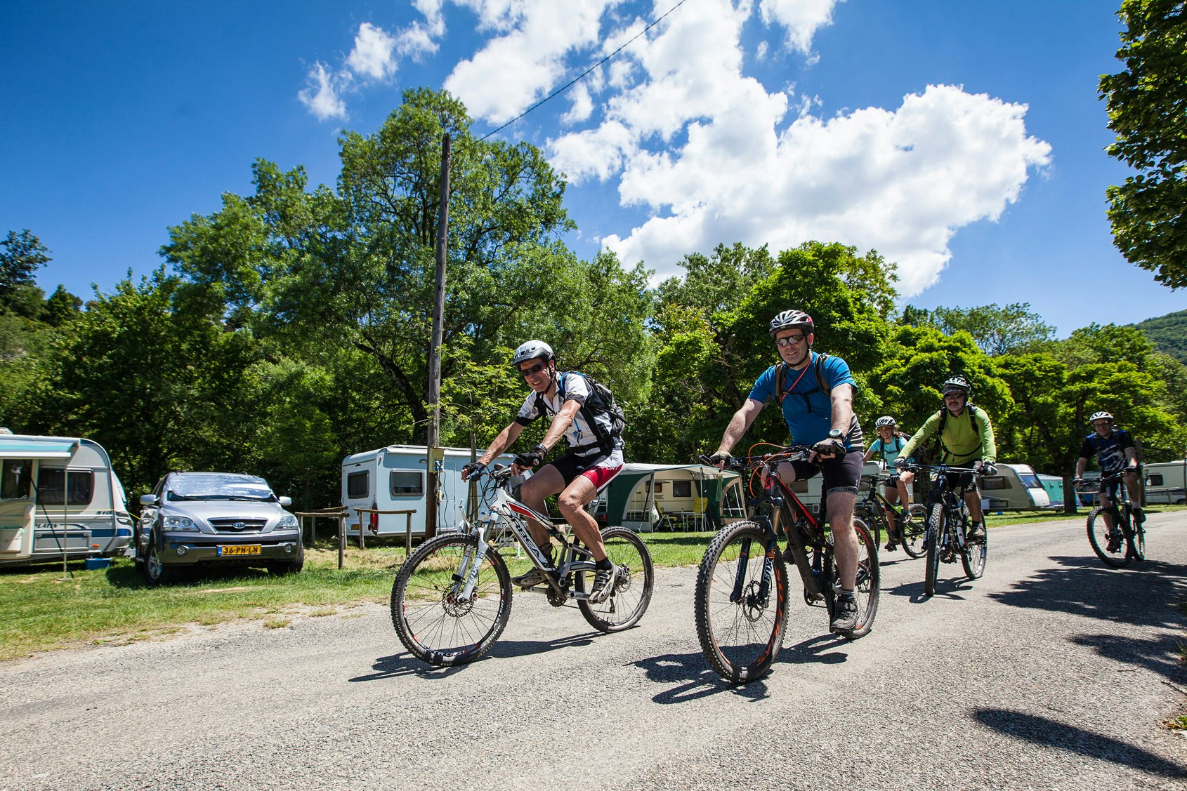 Ardèche Camping  Camping Sandaya Les Jardins de Privas - Gäste fahren Fahrrad auf dem Campingplatz