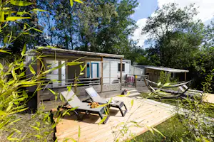 Ardèche Camping Camping Sandaya Les Jardins de Privas - Mobilheim mit Terrasse, Liegestühlen und Hängematte