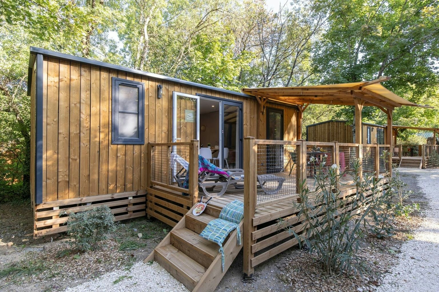 Camping Sandaya Les Jardins de Privas  - Mobilheim mit Terrasse auf dem Campingplatz