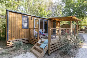Camping Sandaya Les Jardins de Privas - Mobilheim mit Terrasse auf dem Campingplatz
