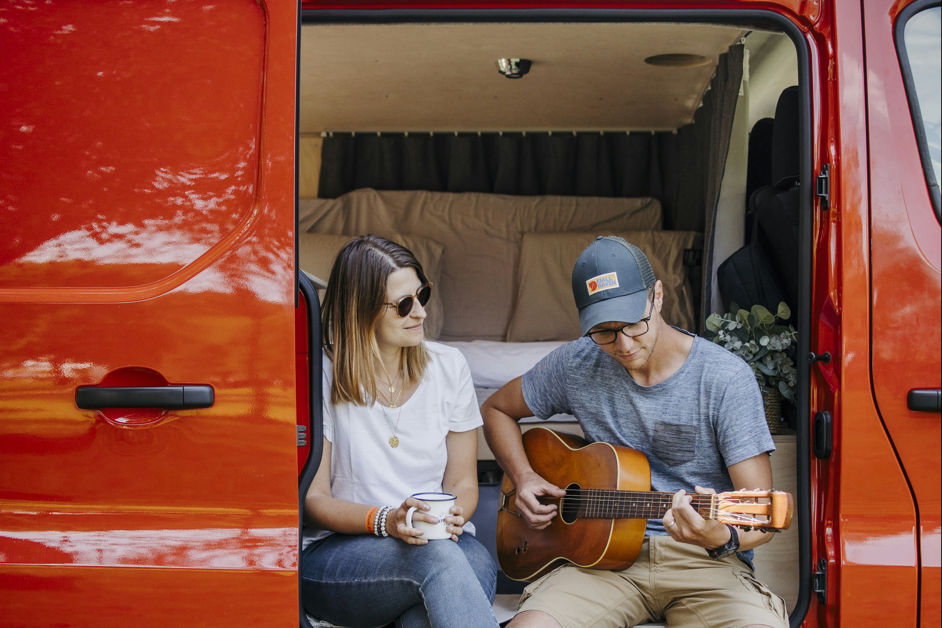 Arden Parks Durbuy - Camper sitzen in ihrem Van auf dem Campingplatz