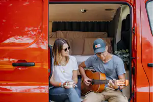 Arden Parks Durbuy - Camper sitzen in ihrem Van auf dem Campingplatz