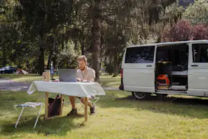 Arden Parks Durbuy - Standplätze zwischen den Bäumen auf dem Campingplatz