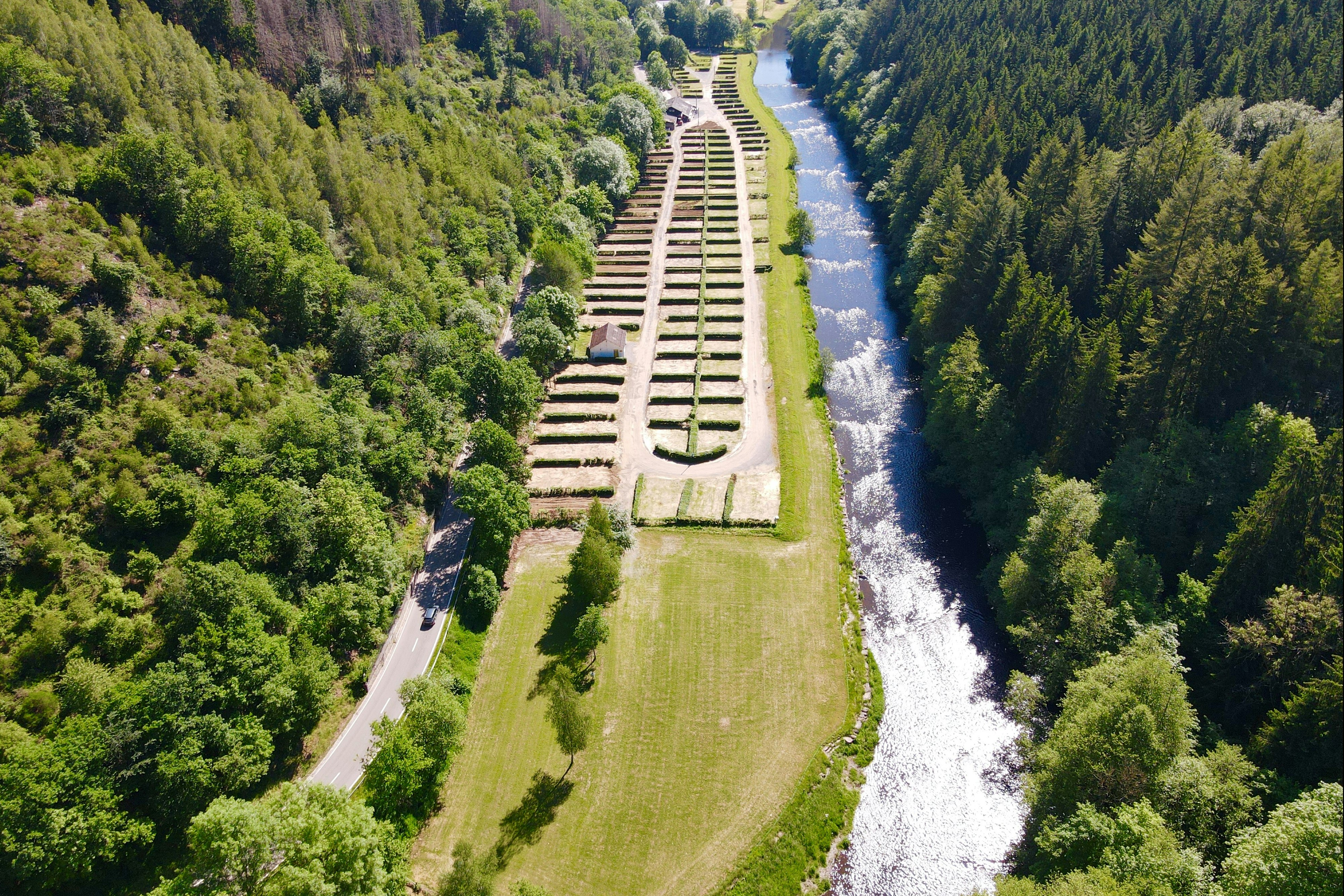 Ardenne Camping Mâboge  - Luftaufnahme des Campingplatzes mit Standplätzen am Fluss