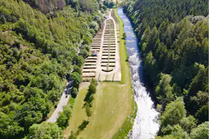 Ardenne Camping Mâboge - Luftaufnahme des Campingplatzes mit Standplätzen am Fluss