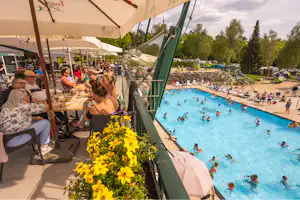 Ardennen Camping Bertrix - Blick von der Terrasse auf de Pool