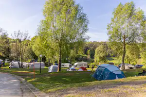 Ardennen Camping Bertrix - Wohnmobil- und Wohnwagenstellplätze auf der Wiese