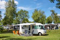 Ardennen Camping Bertrix -  Campingbereich für Zelte und Wohnwagen im Schatten der Bäume