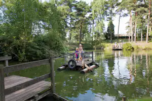 Ardoer Camping De Heldense Bossen - Familie spielt beim Wasserspielplatz