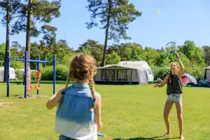Ardoer Camping De Heldense Bossen - Kinder spielen Beachball auf dem campiongplatz