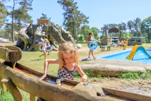 Ardoer Camping De Heldense Bossen - Kinder spielen auf dem Campingplatz