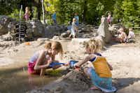 Camping De Hertshoorn - Kinder spielen im Sand am Strand beim Wasserspielplatz