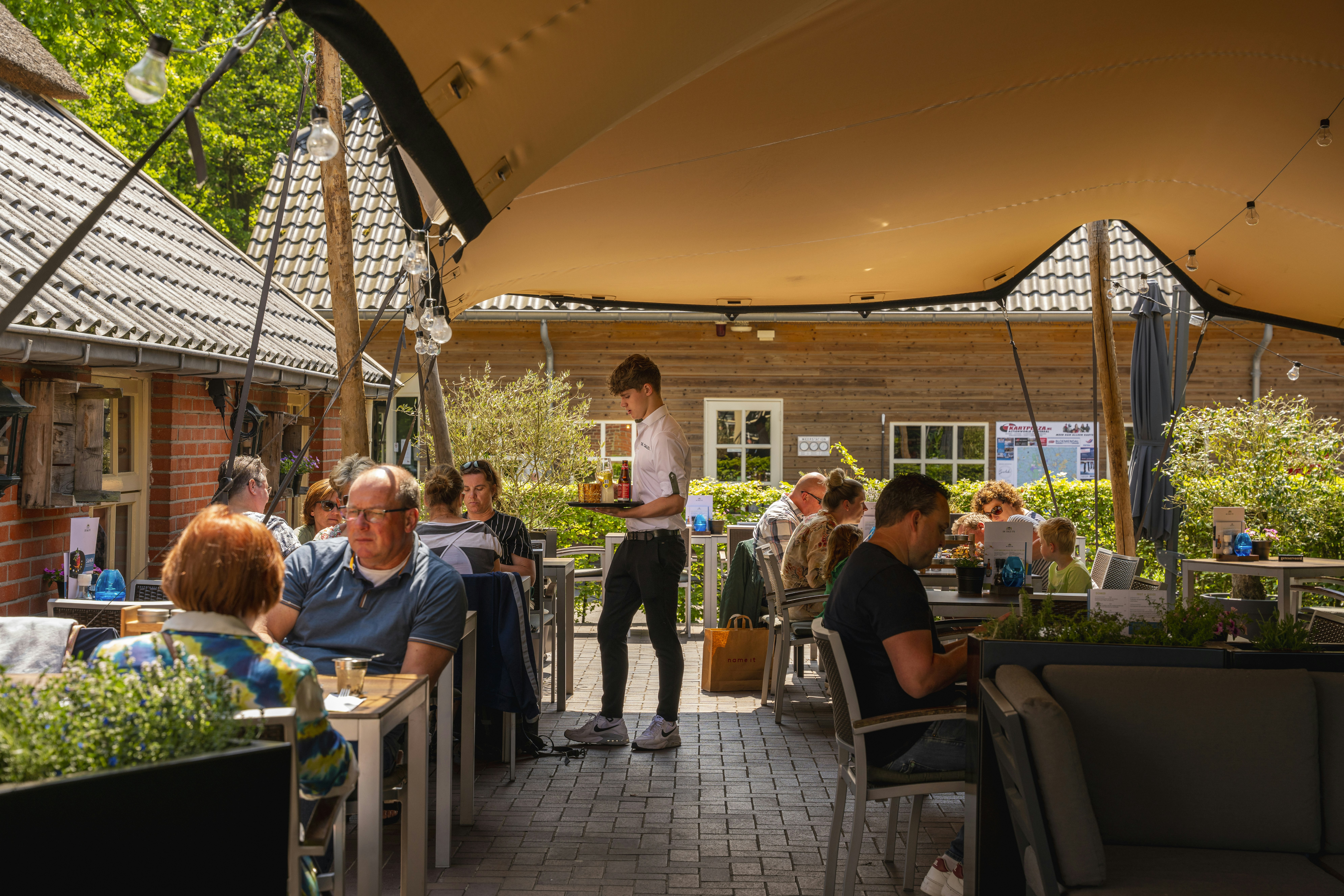 Ardoer Camping De Noetselerberg - Außenbereich des Bistros auf dem Campingplatz