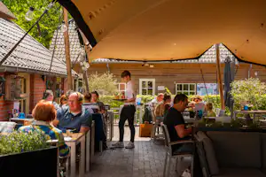 Ardoer Camping De Noetselerberg - Außenbereich des Bistros auf dem Campingplatz