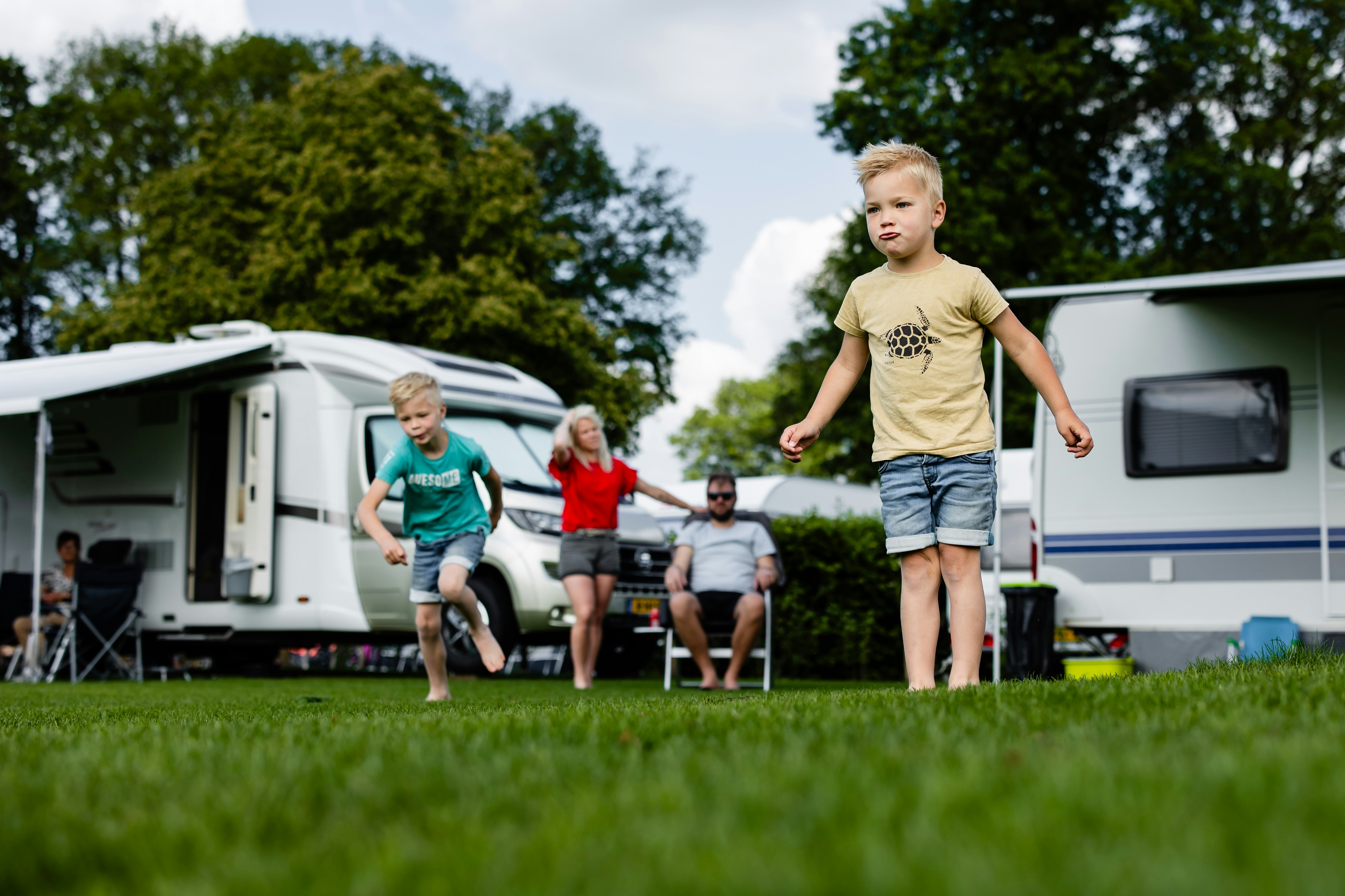 Ardoer Camping De Noetselerberg - Familie auf den Standplätzen des Campingplatzes