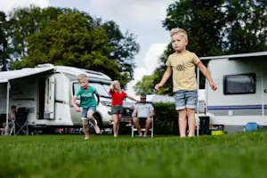 Ardoer Camping De Noetselerberg - Familie auf den Standplätzen des Campingplatzes