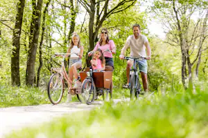 Ardoer Camping De Noetselerberg - Familie beim Radfahren in der Nähe des Campingplatzes