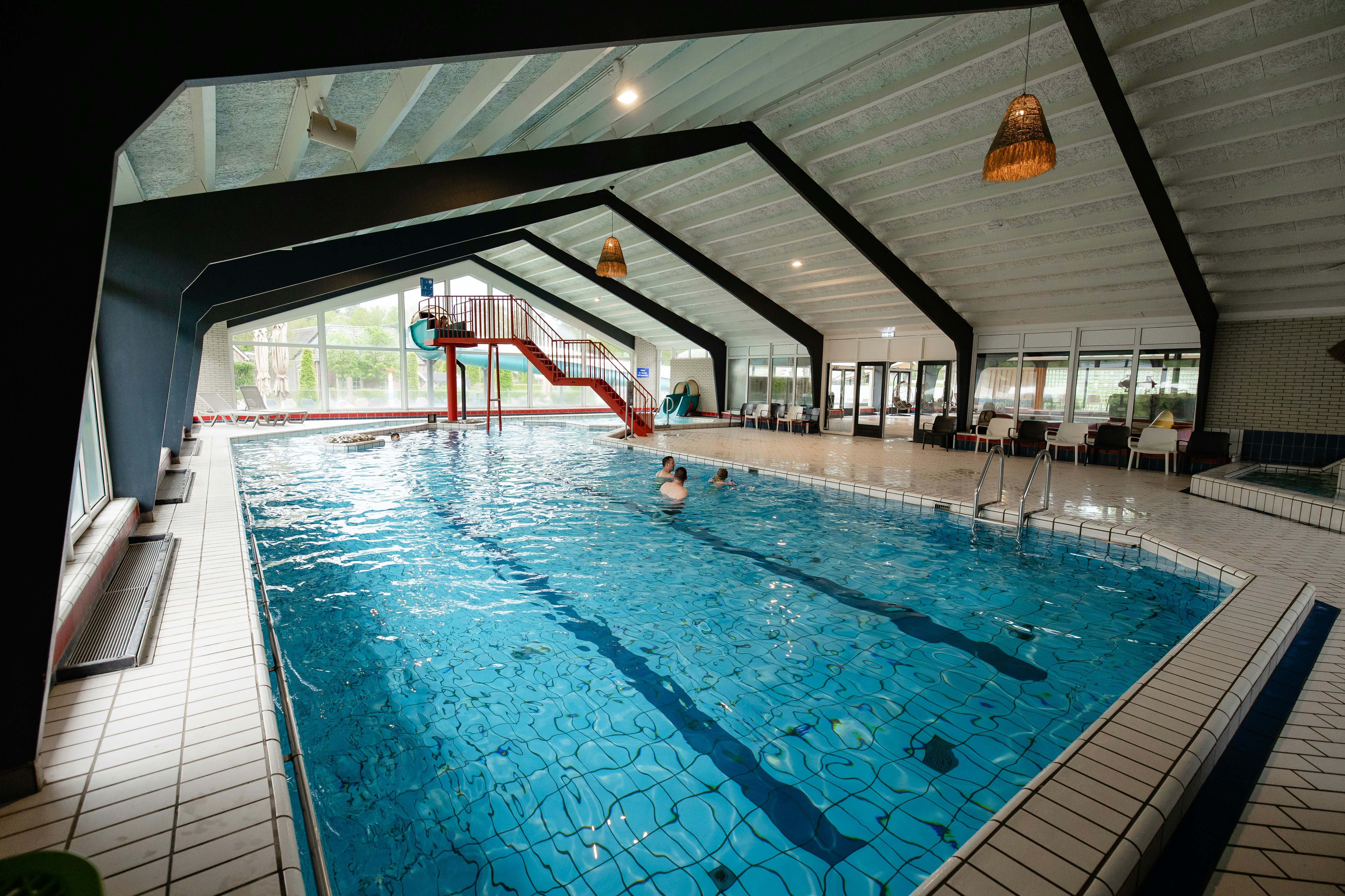 Ardoer Camping De Noetselerberg - Innenansicht des Hallenbads vom Campingplatz