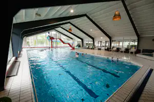 Ardoer Camping De Noetselerberg - Innenansicht des Hallenbads vom Campingplatz