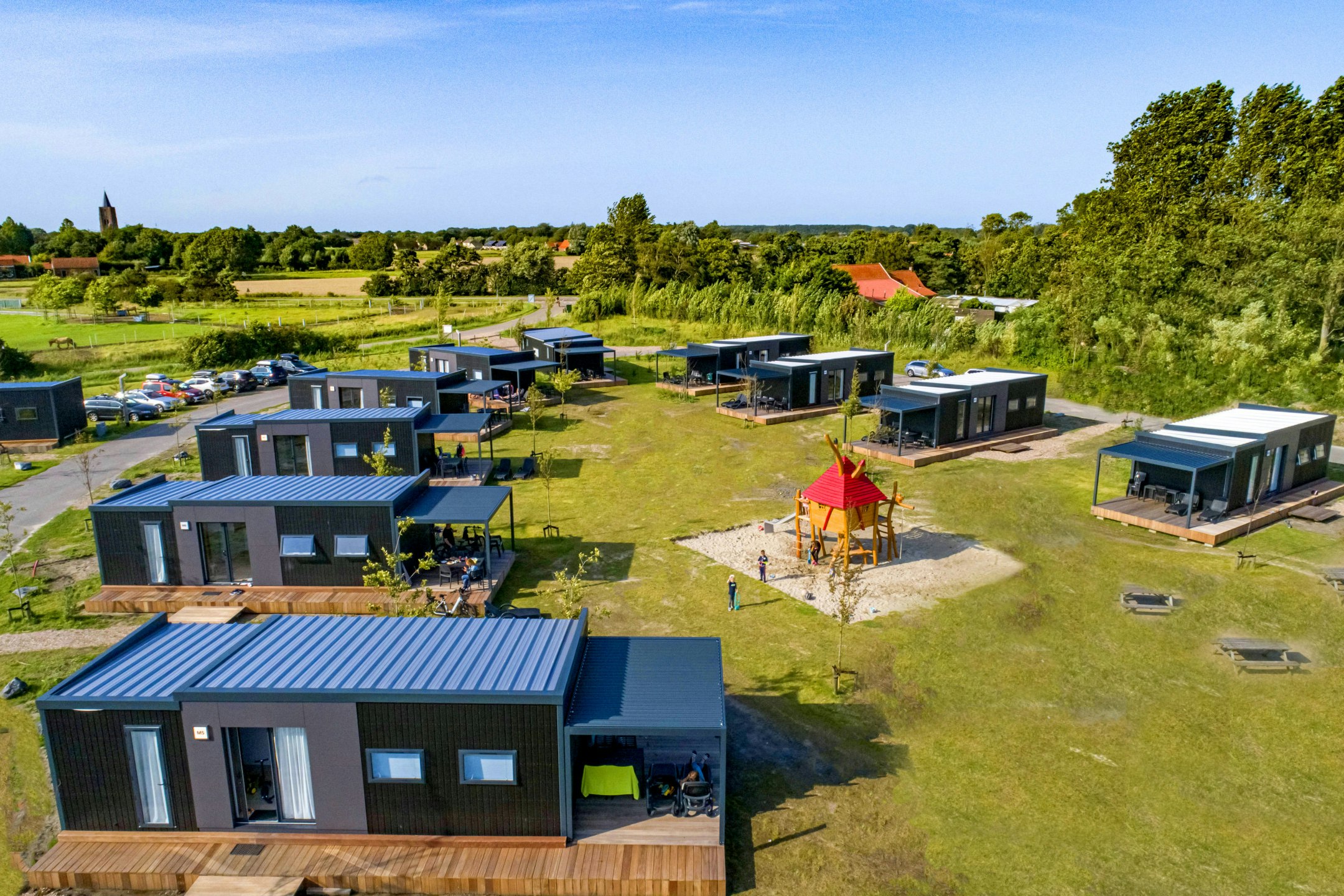 Camping De Pekelinge  Ardoer Camping De Pekelinge - Luftaufnahme der Mobilheime  auf dem Campingplatz