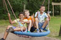 Ardoer Camping De Reeënwissel - Glückliche Kinder auf dem Spielplatz vom Campingplatz
