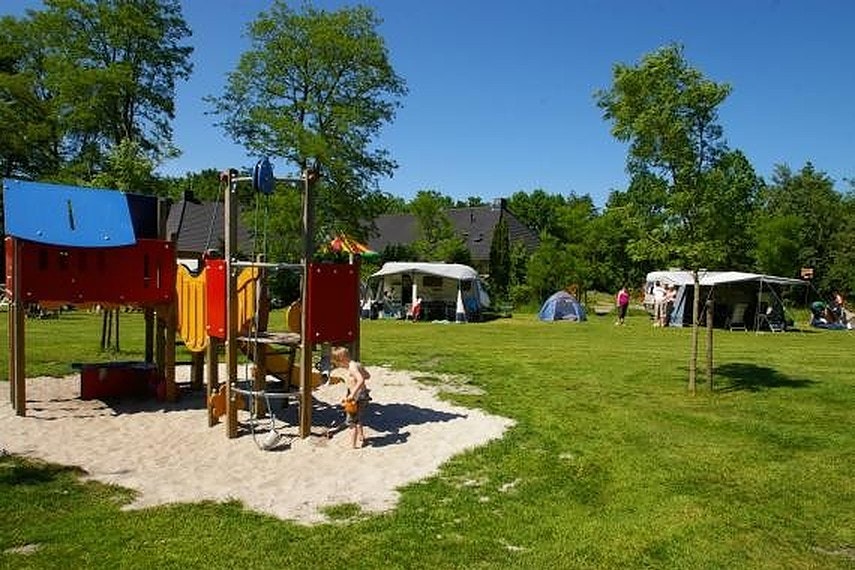 Ardoer Camping De Reeënwissel - Grüner Spielplatz für Kinder in der Nähe vom Zeltplatz auf dem Campingplatz