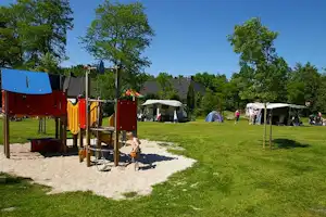Ardoer Camping De Reeënwissel - Grüner Spielplatz für Kinder in der Nähe vom Zeltplatz auf dem Campingplatz