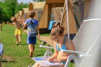 Ardoer Camping De Reeënwissel - Kind am Malen auf dem Zeltplatz vom Campingplatz