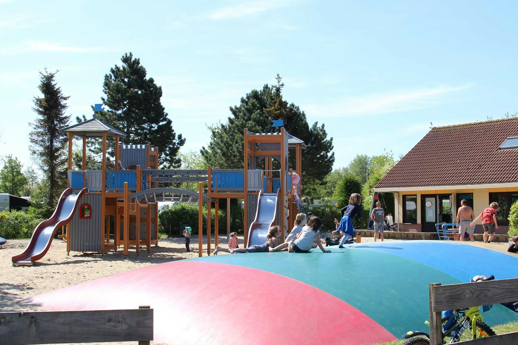 Molecaten Park Wijde Blick  -  Spielplatz und Trampolin auf dem Campingplatz