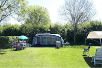 Molecaten Park Wijde Blick  -  Wohnwagen auf dem Stellplatz vom Campingplatz auf grüner Wiese
