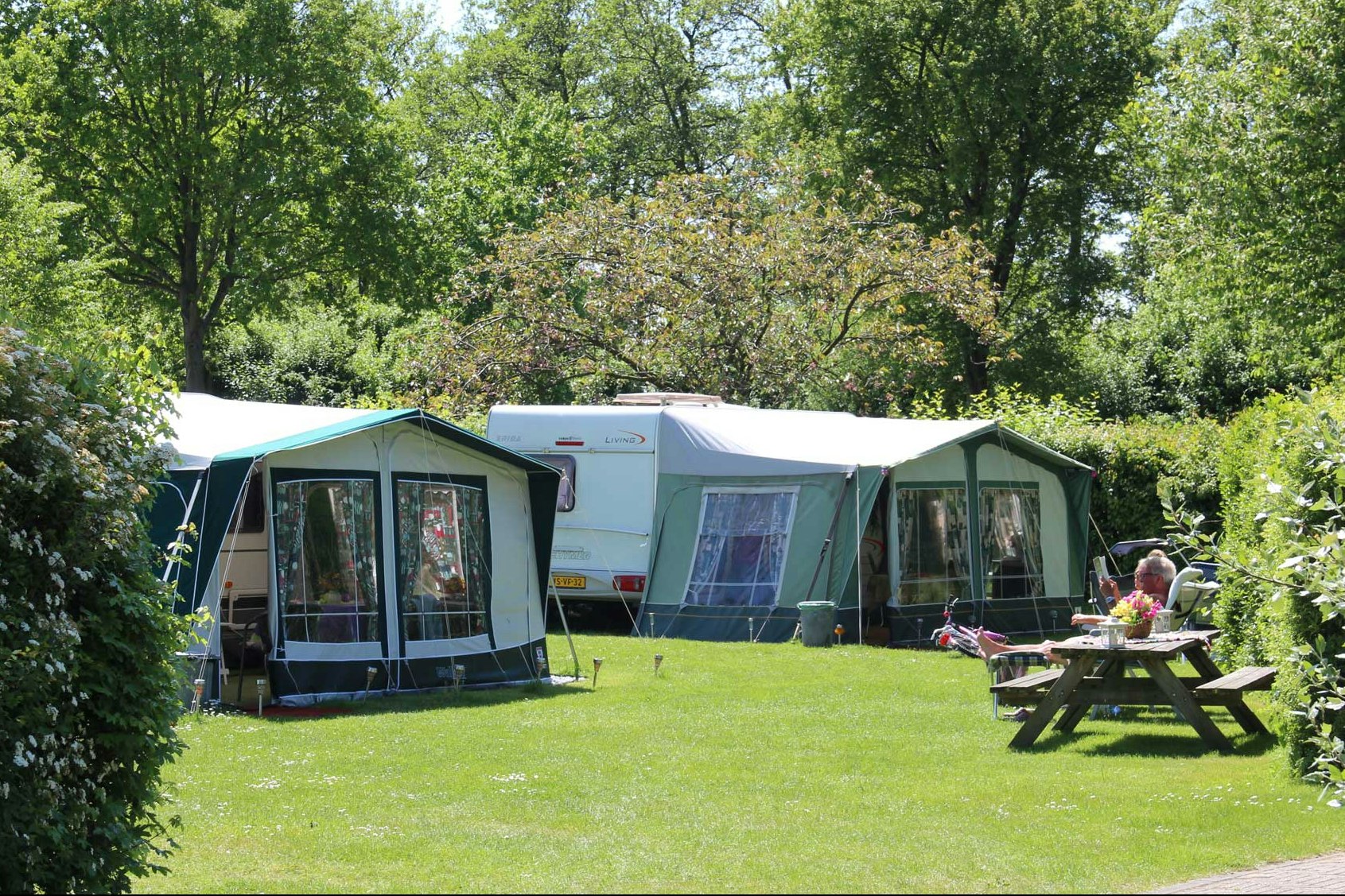 Molecaten Park Wijde Blick  - Picknicktisch auf dem Wohnwagen- und Wohnmobilstellplatz vom Campingplatz im Grünen