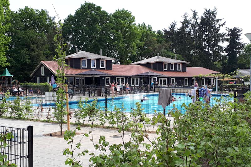 Camping De Zandhegge -  Campingplatz mit Pool, Restaurant, Liegestühlen und Sonnenschirmen
