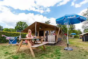 Camping De Zandhegge - Außenansicht Glamping-Zelt auf dem Campingplatz Standplatz