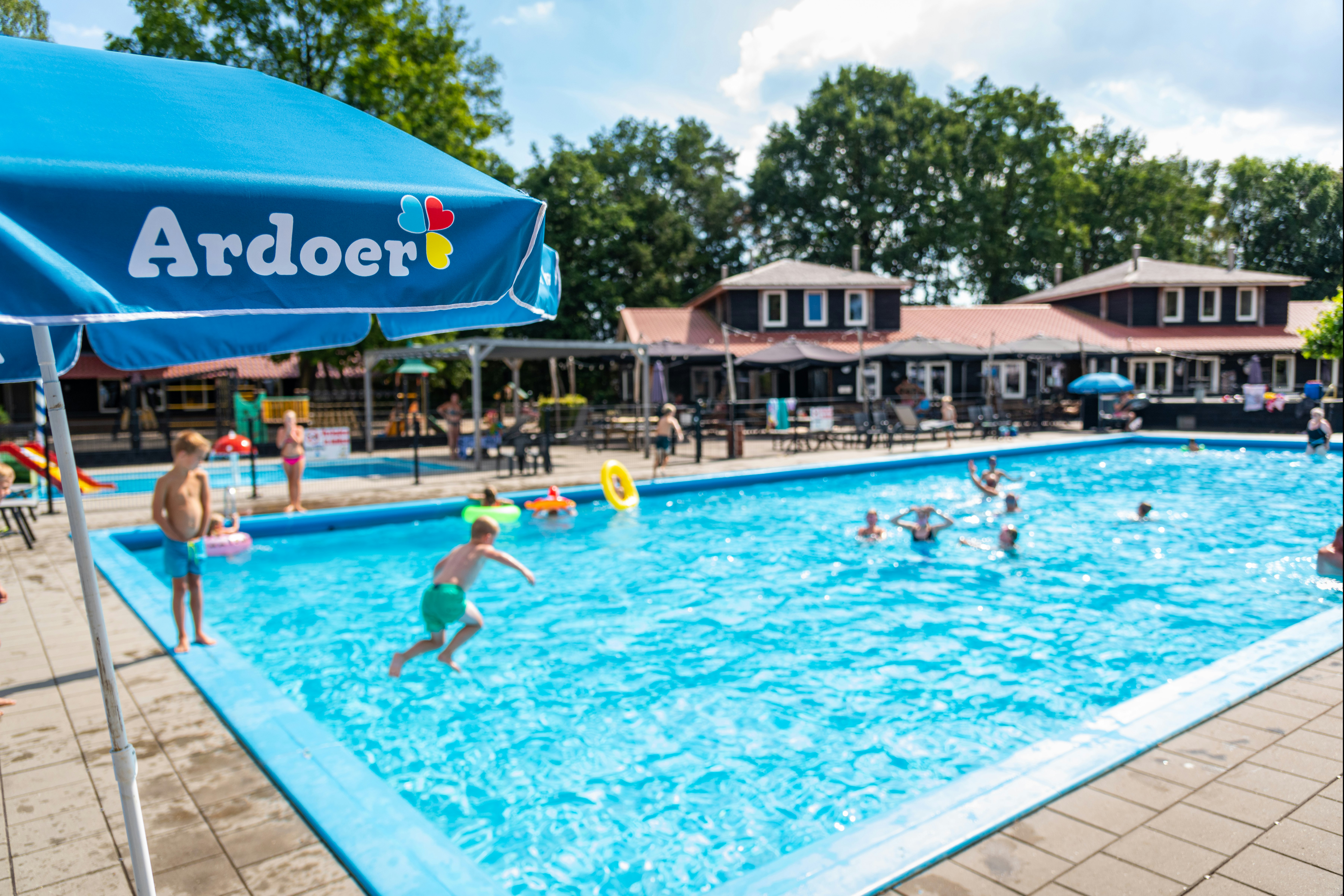 Camping De Zandhegge - Poolbereich auf dem Campingplatz