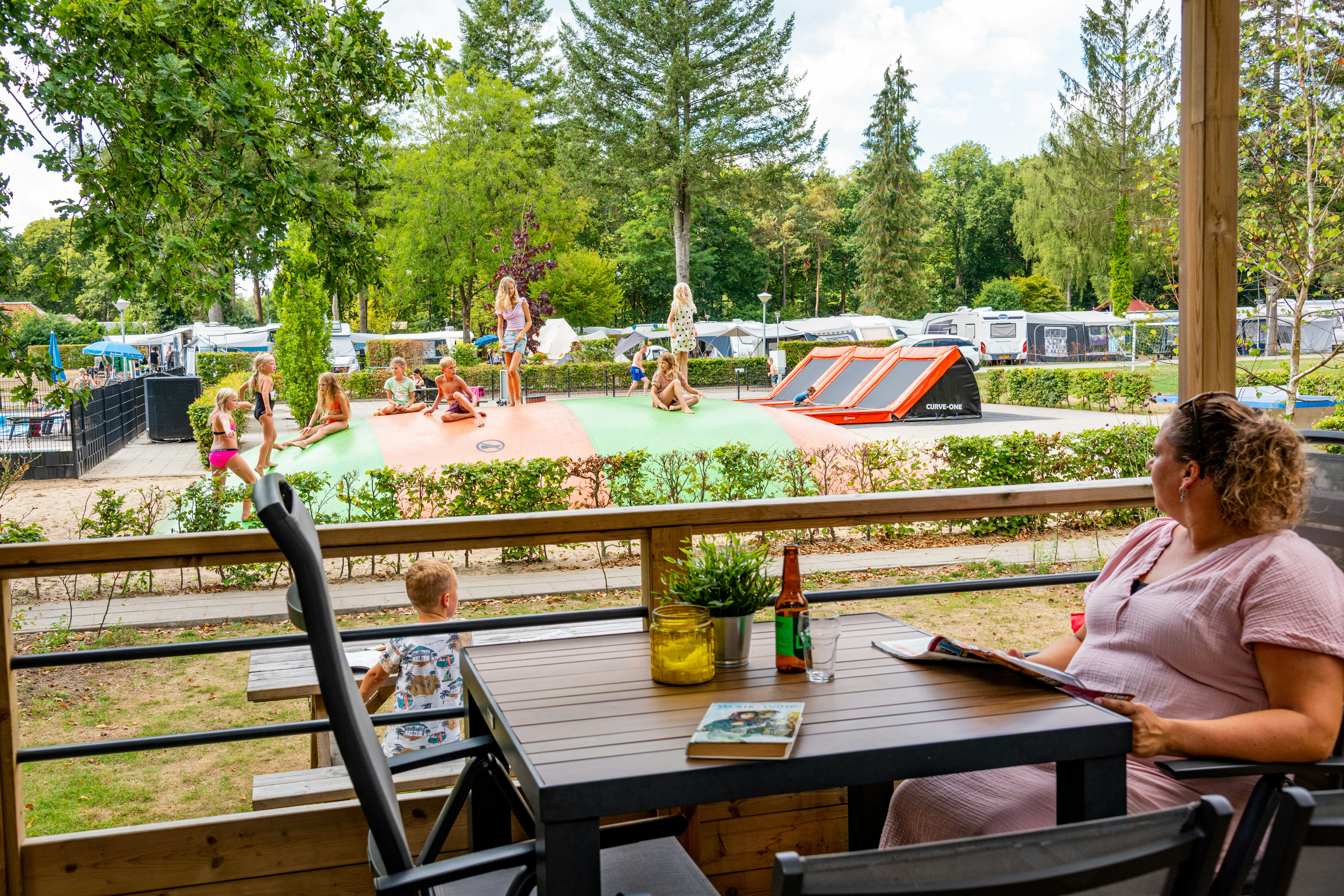 Camping De Zandhegge - Restaurant und Hüpfkissen auf dem Campingplatz