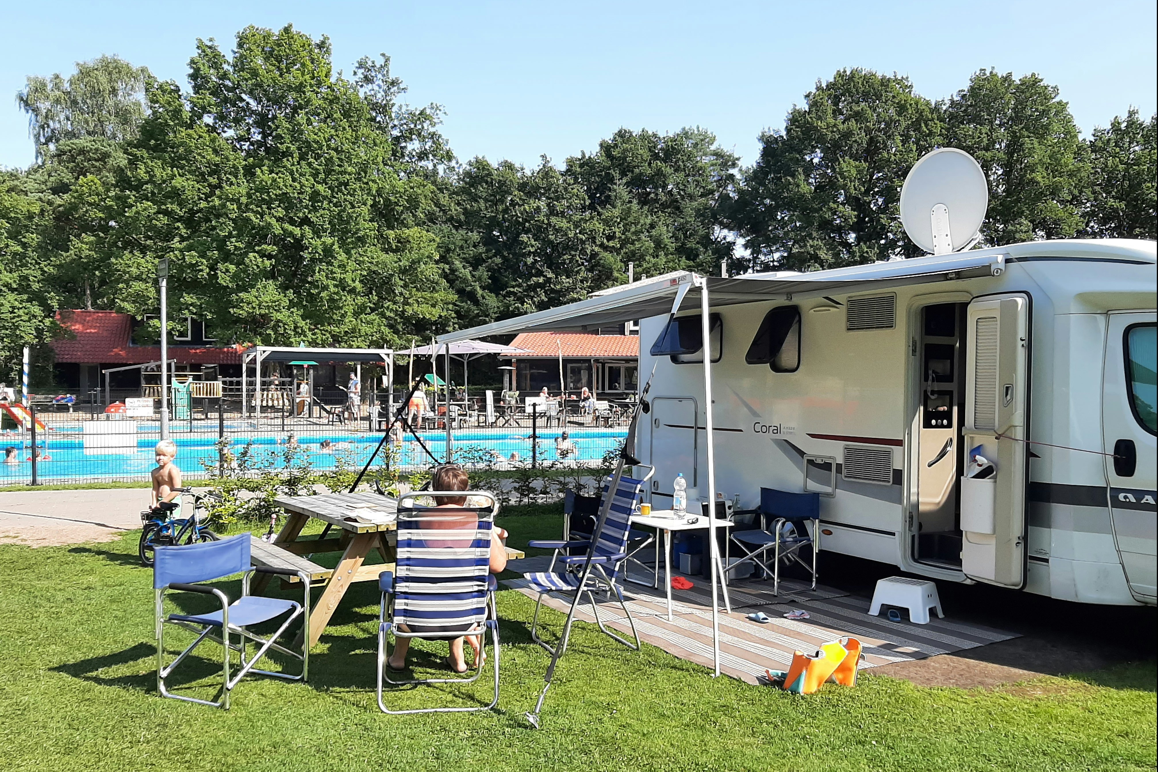 Camping De Zandhegge - Wohnmobil auf  Standplatz auf dem Campingplatz