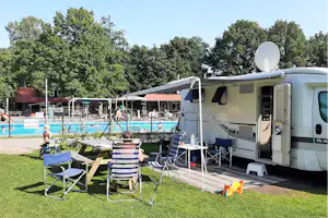 Camping De Zandhegge - Wohnmobil auf Standplatz auf dem Campingplatz