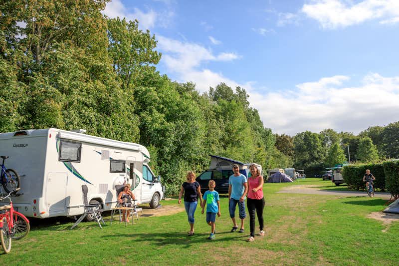 Ardoer Camping De Zwinhoeve  -  Camper Familie auf dem Wohnwagen- und Zeltstellplatz vom Campingplatz im Grünen