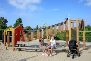 Ardoer Camping De Zwinhoeve - Camper auf dem Spielplatz vom Campingplatz