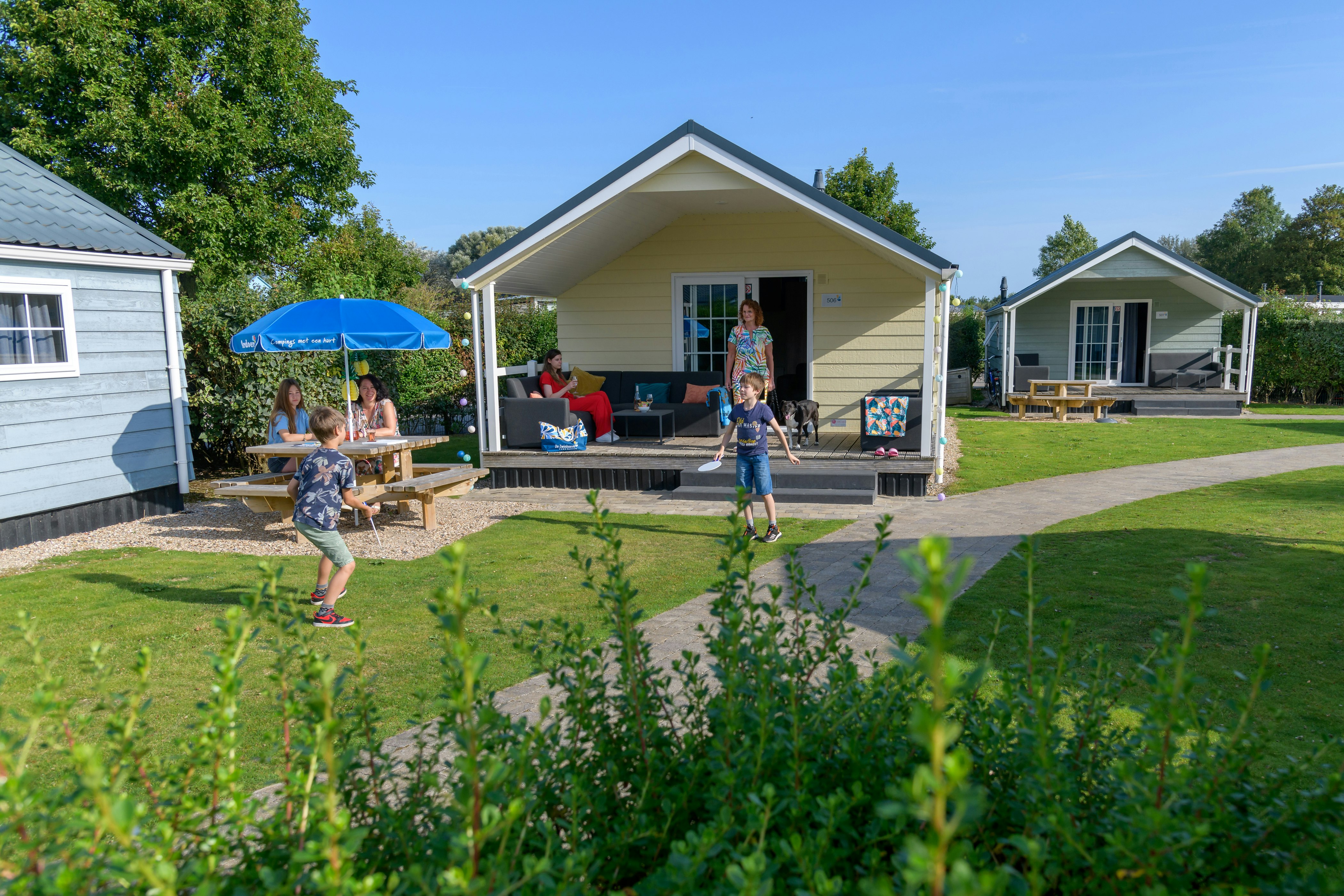 Ardoer Strandcamping de Zwinhoeve - Mietunterkünfte auf grüner Wiese  auf dem Campingplatz