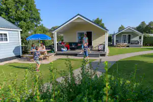 Ardoer Strandcamping de Zwinhoeve - Mietunterkünfte auf grüner Wiese auf dem Campingplatz