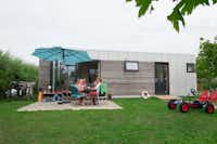 Ardoer Camping Duinoord aan Zee  - Camper Familie auf der Veranda  vom Mobilheim auf dem Campingplatz