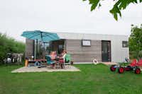 Ardoer Camping Duinoord aan Zee  - Camper Familie auf der Veranda  vom Mobilheim auf dem Campingplatz