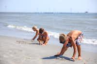 Ardoer Camping Duinoord aan Zee  - Kinder am Strand vom Campingplatz an der Nordsee