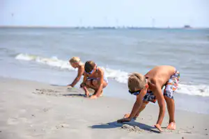 Ardoer Camping Duinoord aan Zee - Kinder am Strand vom Campingplatz an der Nordsee