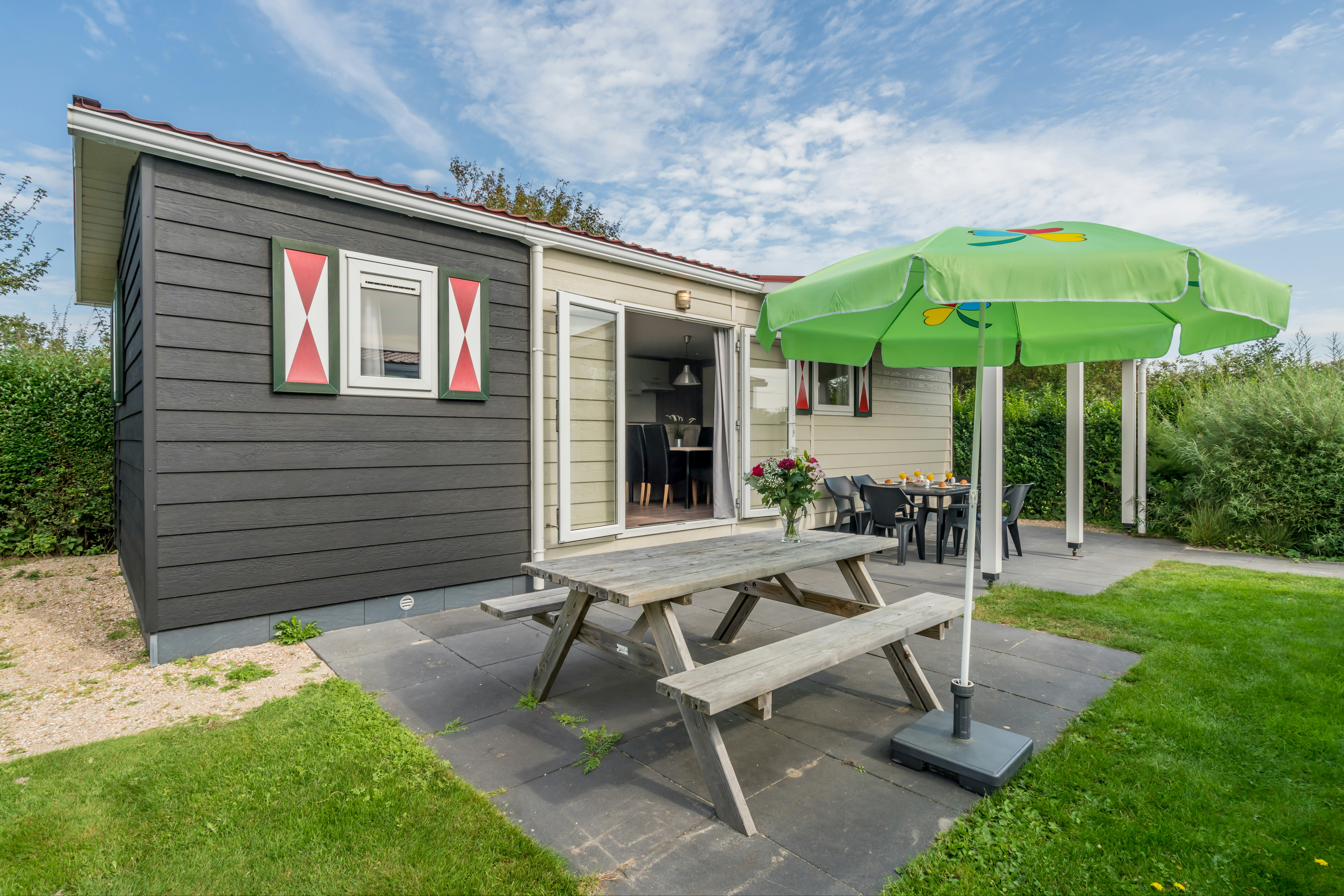 Ardoer Camping Ginsterveld  - Mobilheim mit Terrasse auf dem Campingplatz