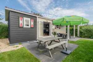 Ardoer Camping Ginsterveld - Mobilheim mit Terrasse auf dem Campingplatz