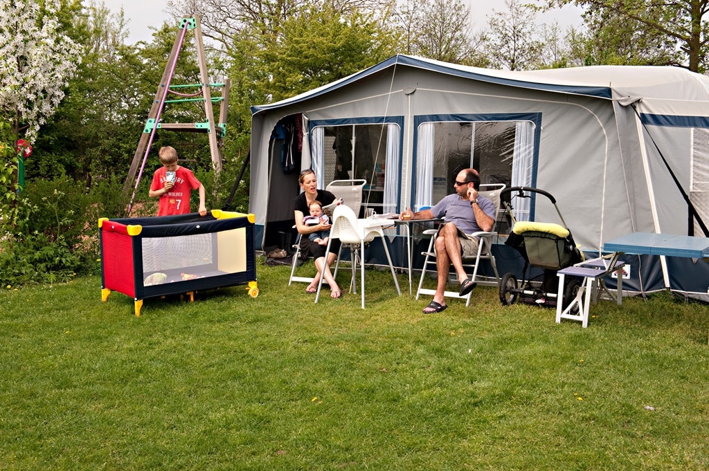 Ardoer Camping Ginsterveld - Blick auf die Standplätze auf der Wiese