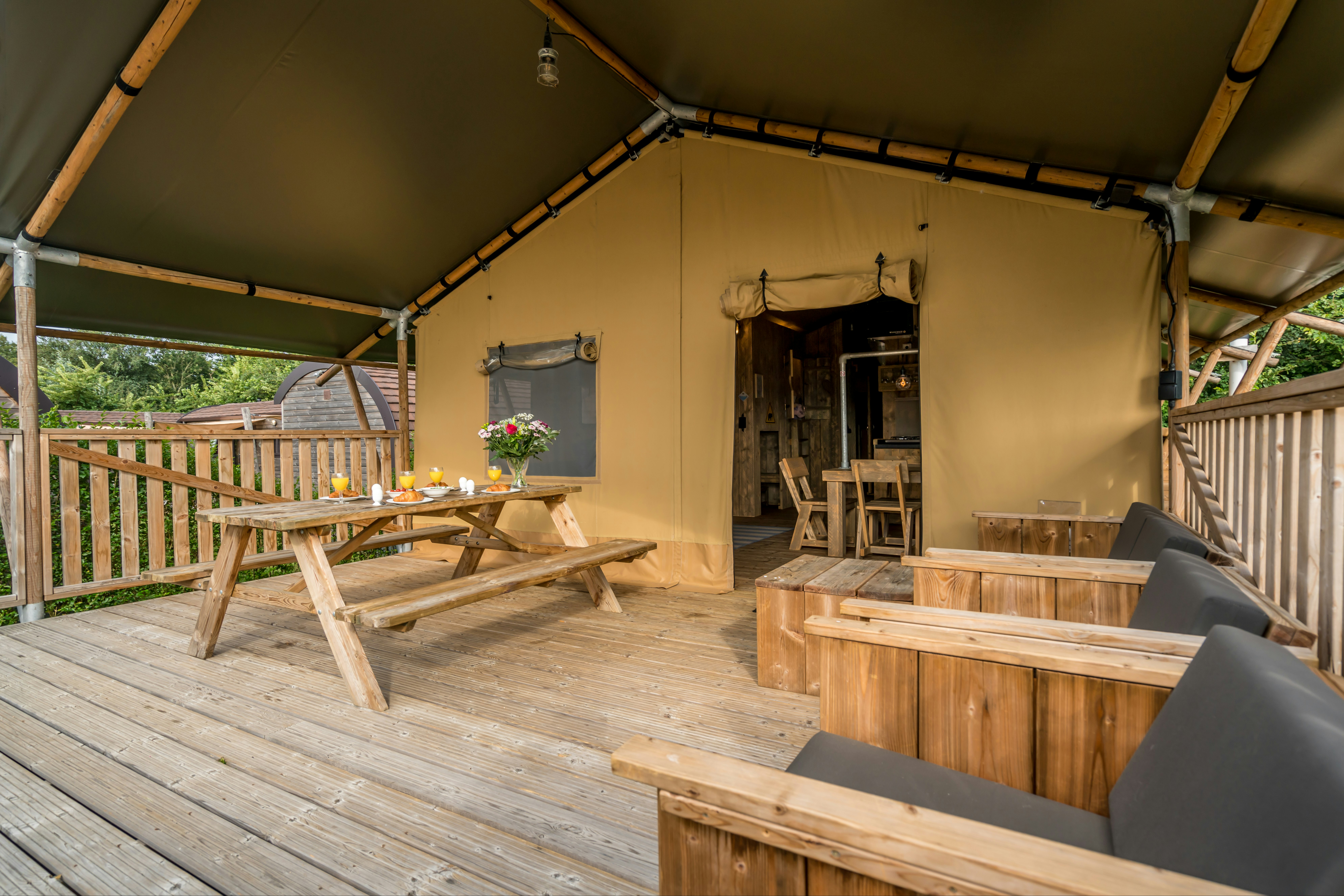 Ardoer Camping Ginsterveld - Glamping-Zelt mit Terrasse auf dem Campingplatz