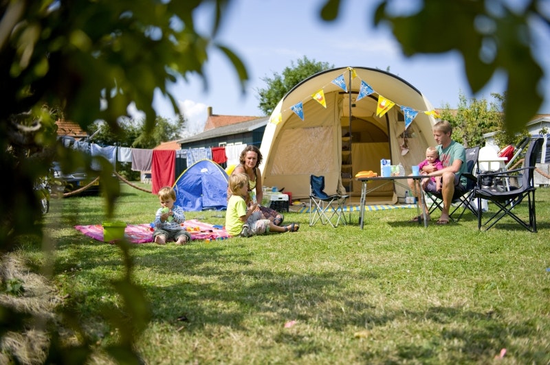 Ardoer Camping De Meulinge - Blick auf die Standplätze auf der Wiese